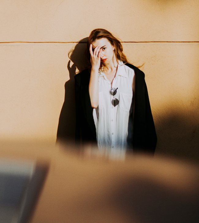 alina-kovalchuk-take-pressure-out-of-networking-woman-up-against-wall-PROFESSIONAL-NETWORKING-EVENTS
